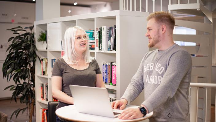 Två personer som använder plattformen LianaAutomation på bärbar dator