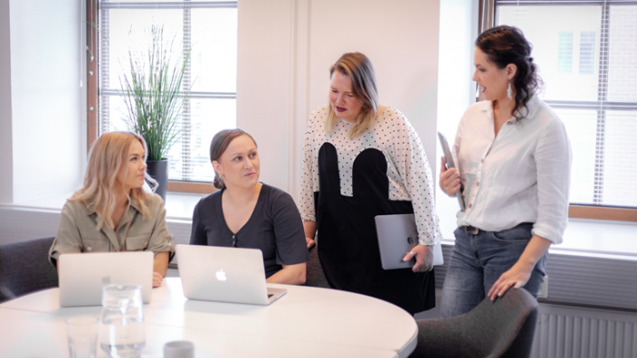 Lianas specialister inom marketing automation arbetar tillsammans