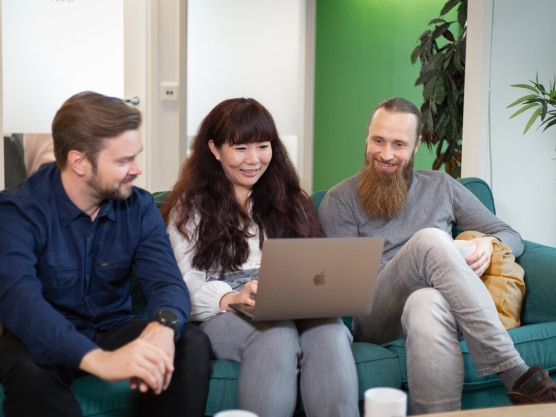 En grupp kollegor kollar webbsidor