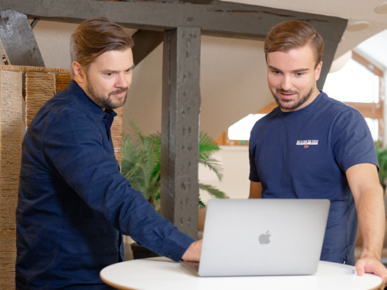 Kunder tittar i en webbutik på datorn