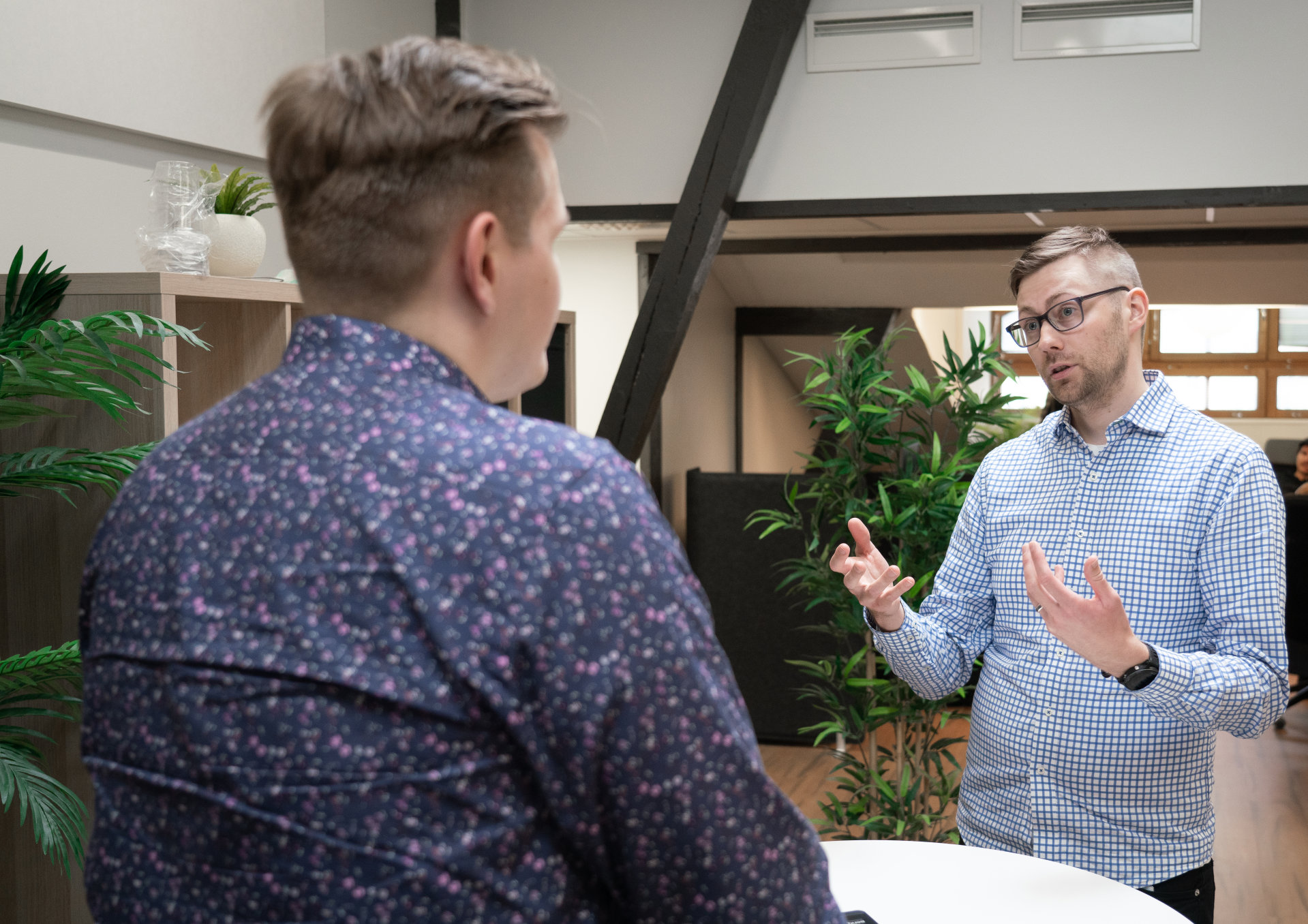 Två personer diskuterar leadgenerering