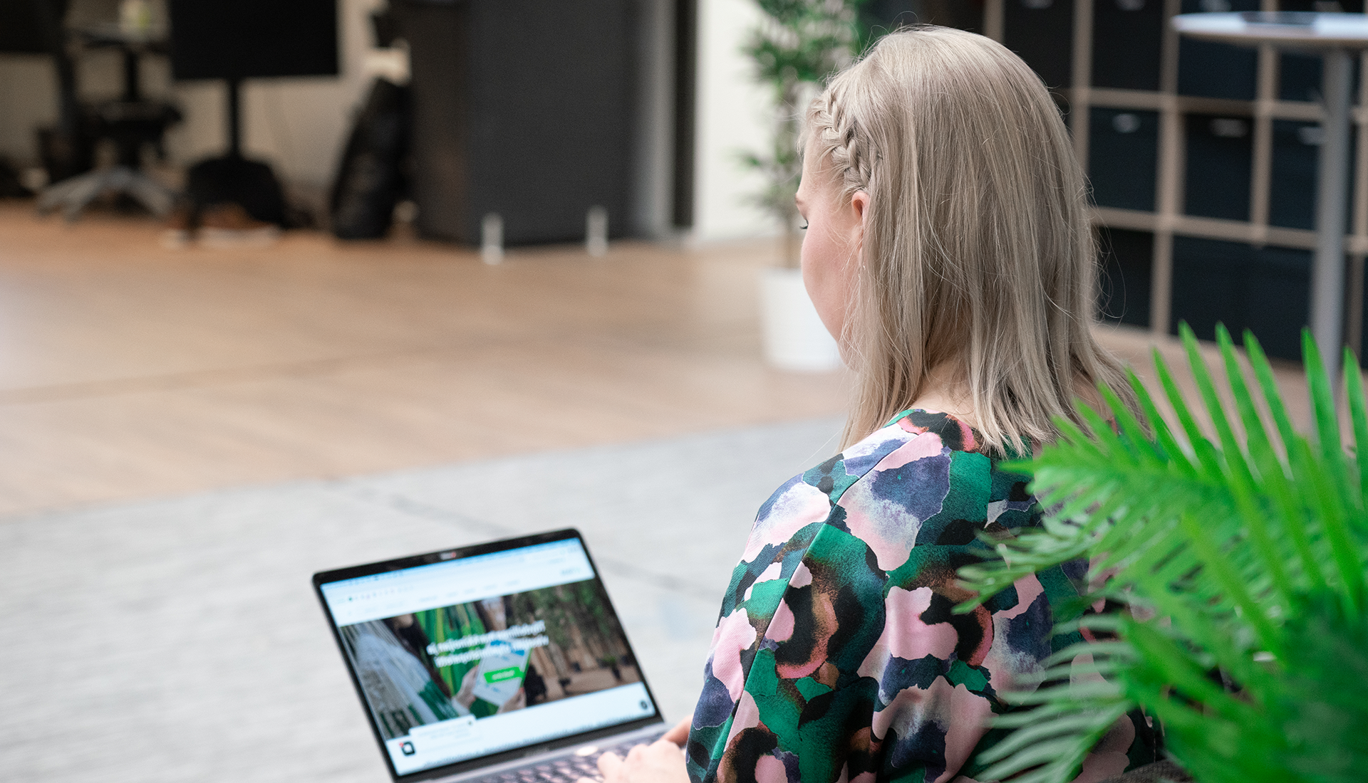 En person som arbetar på en bärbar dator