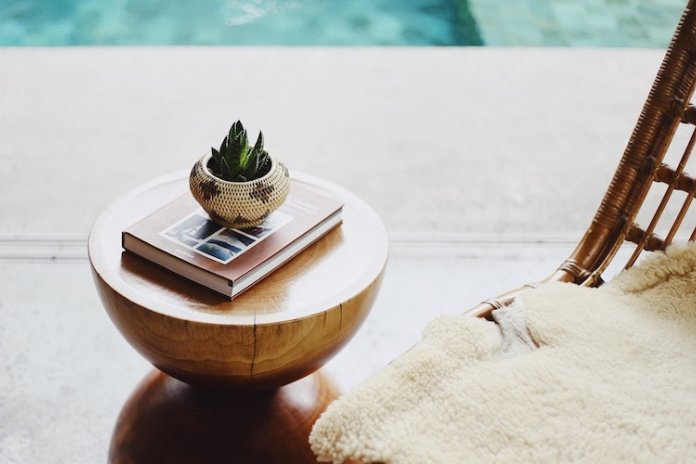 Liten dekorationsplanta och bok på ett bord på ett hotell