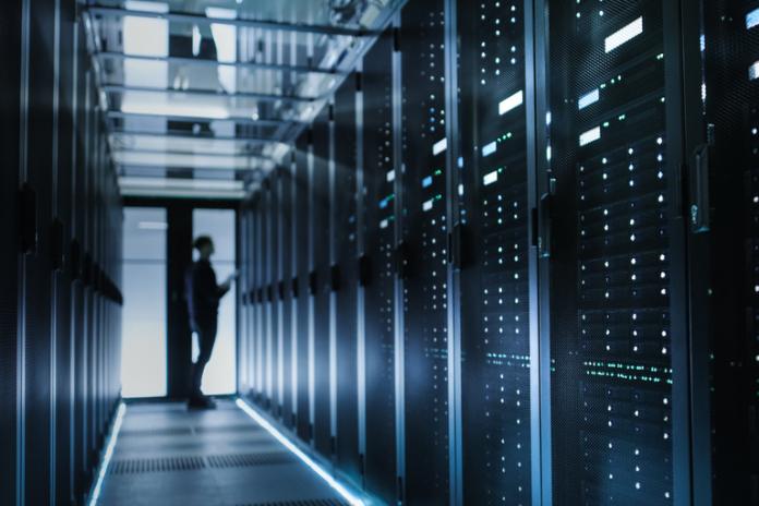 Person som arbetar i ett server-rum