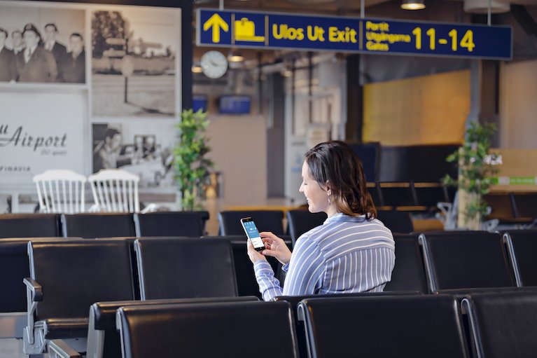 Kvinna läser om Marketing Automation på mobilen